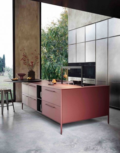 Metallic touches in your kitchen decor make it more luxurious