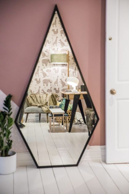 The latest designs of mirrors with geometric shapes decorate the walls of the modern home