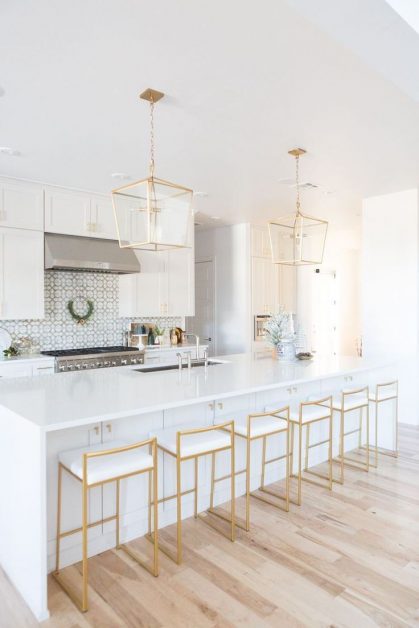 Metallic touches in your kitchen decor make it more luxurious