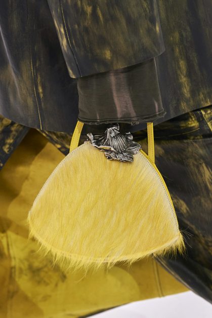 How to coordinate a yellow bag with clothes in autumn 2022