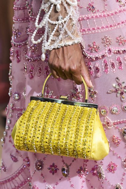 How to coordinate a yellow bag with clothes in autumn 2022

