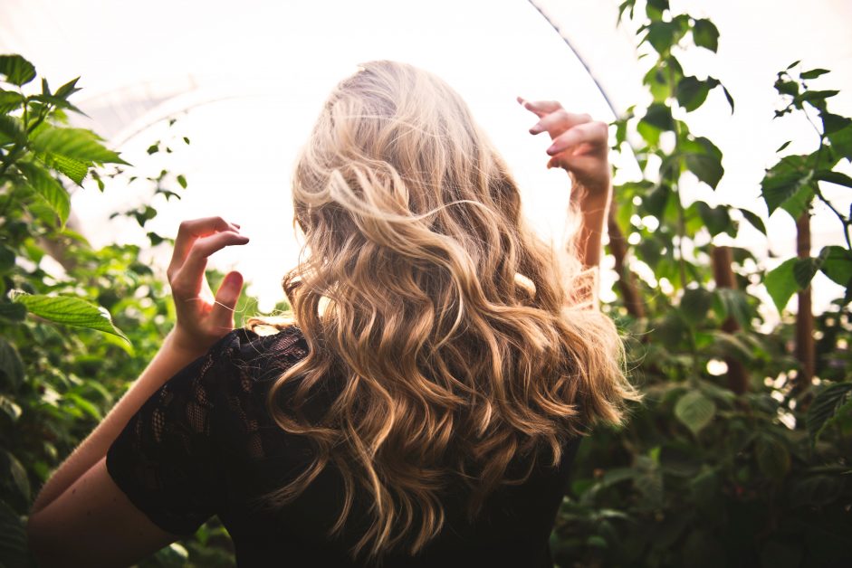 How to Take Care of Thick Hair in the Summer