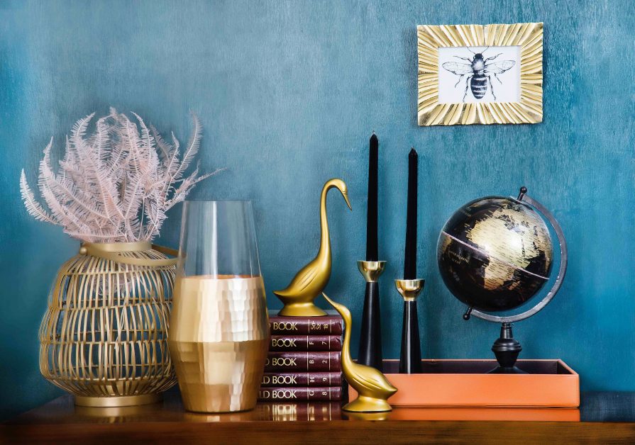 Metallic touches in your kitchen decor make it more luxurious