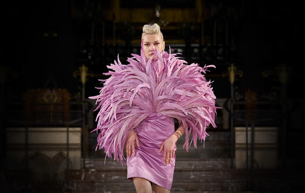 Feathers of Elegance: The Most Exquisite Evening Dresses Designed with Feathers