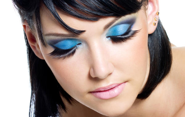 Mastering Blue Makeup: Unveiling Top Trends for Your Glamorous Look