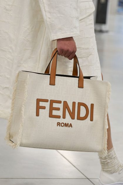 Top Canvas Bag Trends for Summer 2024: Style and Practicality Combined